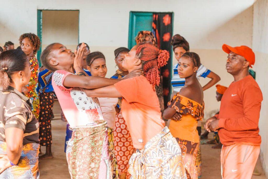 La self défense en action par les femmes du Tanganyka